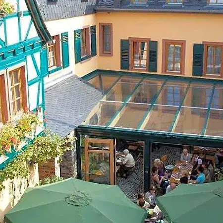 Отель Historisches Weinhotel Zum Gruenen Kranz Шветцинген