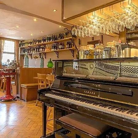 Historisches Weinhotel Zum Gruenen Kranz מלון