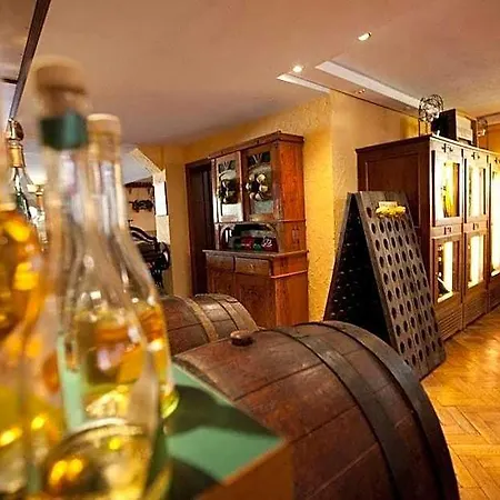 Historisches Weinhotel Zum Gruenen Kranz מלון שווצינגן