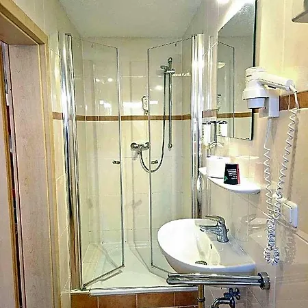 מלון Historisches Weinhotel Zum Gruenen Kranz 3*