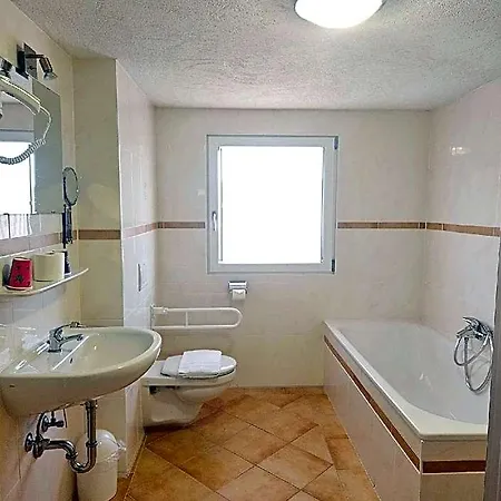 Historisches Weinhotel Zum Gruenen Kranz מלון 3*